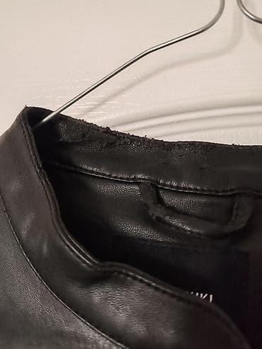 kaput 42: Crna ženska jakna od eko-kože (bajker stil bez kragne) - Materijal — 2