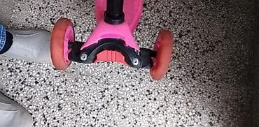 vogeli haljine: Trotinet Scooter sa cetiri tocka – dva napred i dva pozadi koji svetle — 5