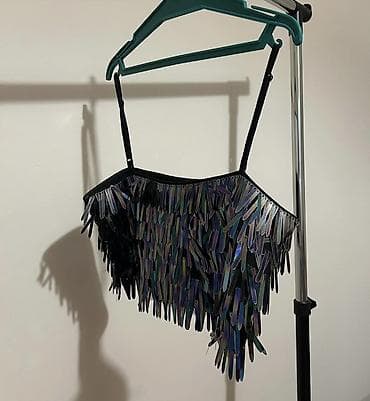 Šljokičasti top na tregere - Model: kratki top sa uskim, podesivim na lalafo.rs Šljokičasti top na tregere - Model: kratki top sa uskim, podesivim