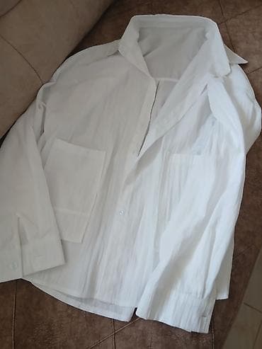 Bela košulja sa dugmadima i kragnom klasičnog kroja. - Materijal