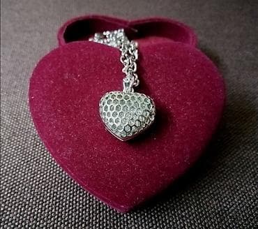 tasne mona: Ogrlica sa priveskom srce. Nenošena. Bez oštećenja. Dimenzije : Dužina — 2
