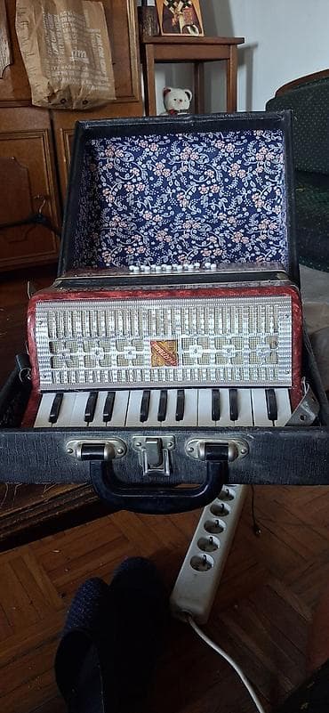 bubnjevi cena: Harmonika klavirska – crveni biserni finiš, dekorativni ukrasi na — 5