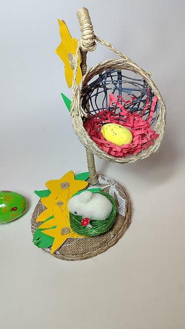 ograda za bebe: Uskršnja dekoracija – ručno rađen stalak sa visećom mini korpicom - — 2