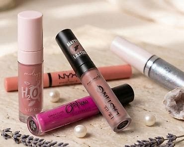 Set sjajnih i mat proizvoda za usne – miks različitih nijansi i