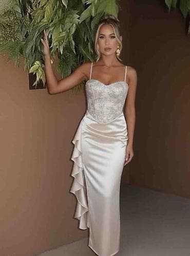 Elegantna svečana haljina sa korsetskim gornjim delom ukrašenim čipkom