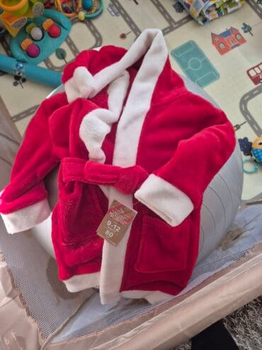 2 vrste komplet odelca za Deda Mraza. 1. Plišana pidžamica i