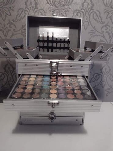 karmin boje mesa: VELIKI KOFER SA SMINKOM CENA 4450 din - 95 senki za oči – 12 — 9