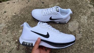 bele patike i odelo: Patike — 1