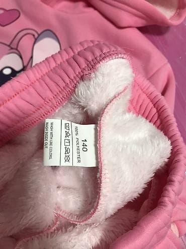 moderna decija garderoba: Roze komplet trenerke za decu sa kapuljačom i printom crtanih likova — 4