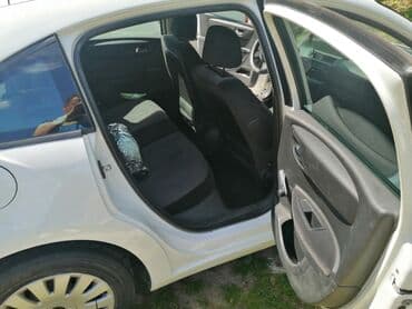 dimenzije guma za passat b6: Beli automobil Citroen C4 sa petoro vrata. Vozilo poseduje siva — 3