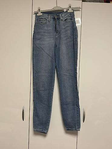 Ženske farmerke visokog struka u mom fit kroju, idealne za svakodnevno na lalafo.rs Ženske farmerke visokog struka u mom fit kroju, idealne za svakodnevno