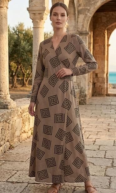 Dugačka haljina A-kroja sa preklopljenim V-izrezom. Bež podloga sa