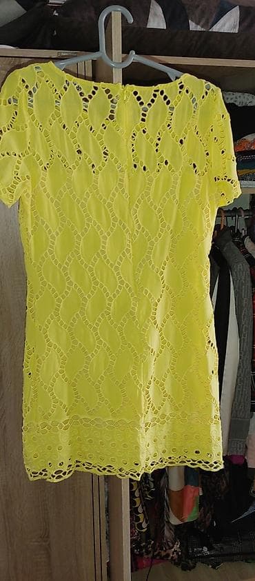 prsluk s: Žuta čipkana mini haljina – KOSMIKA womenswear - Kroj: ravna silueta — 4