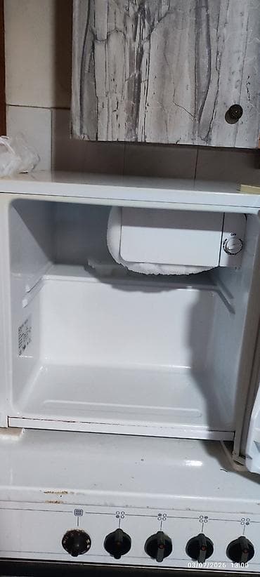 Kitchen Appliances: Mini frižider Bomann Ključne karakteristike: - Stojeći mini format — 2