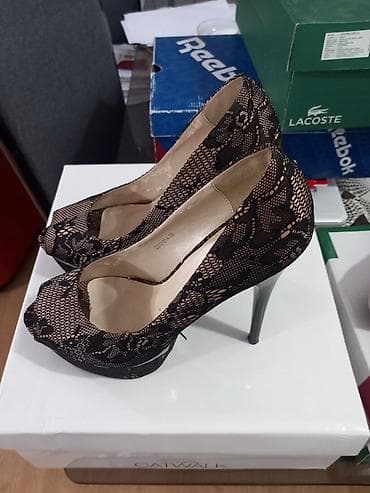 Štikle 39 broj, spolja kao nove, unutra malo oštećene, vidi se na