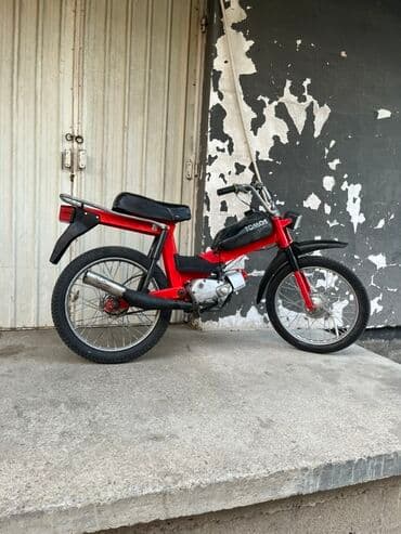 drzac za glavu za auto sediste: Tomos moped, crvene boje sa crnim blatobranima i sedištem. Opremljen — 3