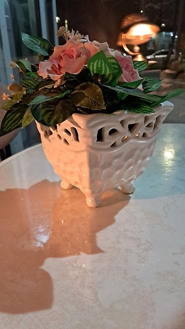Stona dekoracija. Saksija od porcelana i cvetovi od šećera na lalafo.rs Stona dekoracija. Saksija od porcelana i cvetovi od šećera