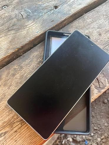 Samsung Galaxy S25ultra c - Ekran: veliki AMOLED sa rupicom za kameru na lalafo.rs Samsung Galaxy S25ultra c - Ekran: veliki AMOLED sa rupicom za kameru