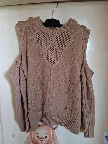 Pletena ženska bluza/džemper u bež/kapućino boji. Klasičan okrugli