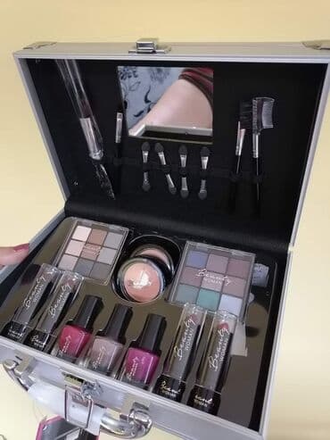 Cena: 2800din Aluminijumski kofer sa šminkom Dimenzije kofera 25x16cm