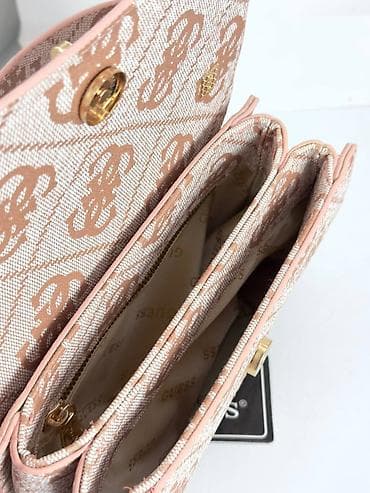 pinko zenske torbe: GUESS torbe – monogram kolekcija - Model: ručna torba sa kratkom — 4