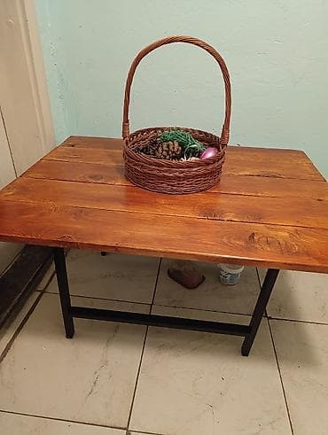 Drveni sto sa metalnim nogama – ručni rad - Gornja ploča: masivno