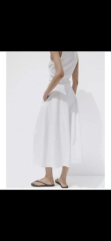 Women's Sweatshirts: Bela midi suknja sa džepovima - Kroj: A-linija, midi dužina, blagi — 2