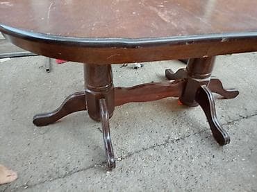 Drveni trpezarijski sto, masivna izrada sa dve centralne noge i