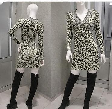 Haljina sa leopard printom, dugačkih rukava i V izrezom. Udobna i