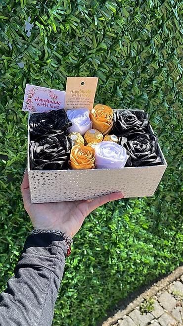 Čaj, kafa, pića: Poklon kutija “Handmade with love” – aranžman ručno rađenih ruža i — 2