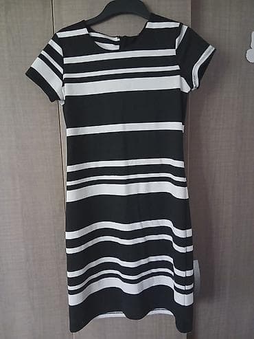 haljine za svadbu novi sad: Crno-bela ženska haljina sa kratkim rukavima i ravnim krojem. Dizajn — 1