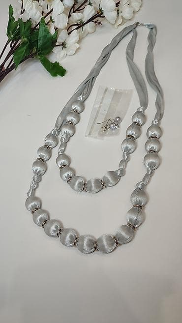 Setovi nakita: Srebrnosivi set nakita – dve tekstilne ogrlice + naušnice - — 2