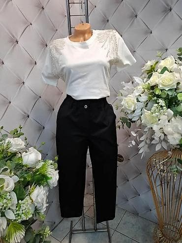 Women's T-shirts and tops: Ženska majica sa ukrasnim perlama na ramenima i pantalone - Model — 2