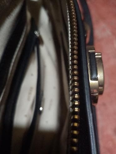 replay torba bela: Guess ženska torba – tamnoplava/črna monogram - Model sa kratkim — 4