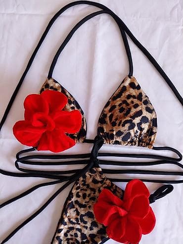 triple s: Bikini set sa cvetnim detaljima - Dvodijelni bikini u stilu — 5