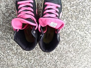 Patike Reebok, visoki model, u crnoj boji sa upadljivim roze