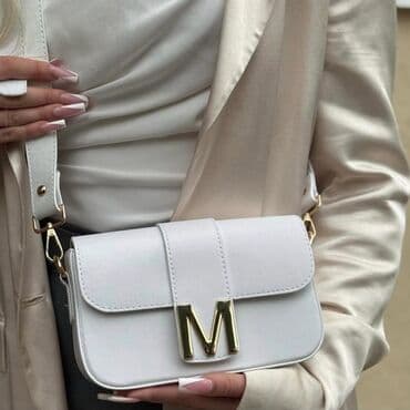Kaiševi: Elegantna ženska crossbody torba sa prepoznatljivom metalnom “M” — 2