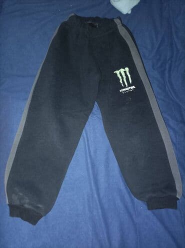 Na prodaju donji deo trenerke Monster, za uzrast 8-9 godina. Cena 400