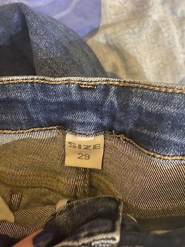 ravne farmerke: Klasične farmerke – tamno plave/indigo sa blagim ispranim efektom. - — 3