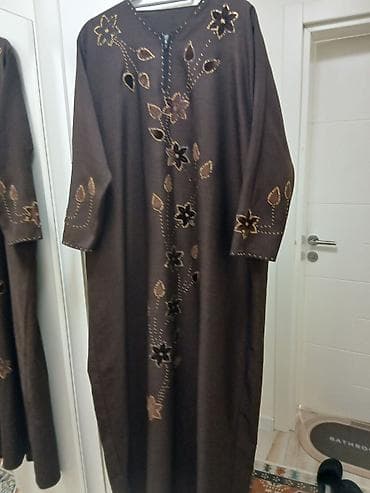 Dugačak kaftan/haljina u tamno braon boji sa bogatim ukrasima. - na lalafo.rs Dugačak kaftan/haljina u tamno braon boji sa bogatim ukrasima. -