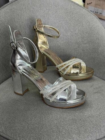 ženske zimske jakne c a: Sandals, Africa — 1