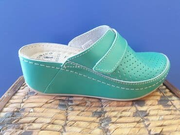 crocs zenske klompe: Kozne anatomske klompe 
Cena 3950 din 36-41 — 21