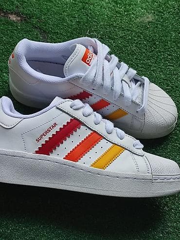 sandale na platformu opposite: Adidas Superstar patike – bele sa šarenim prugama - Model: Adidas — 3