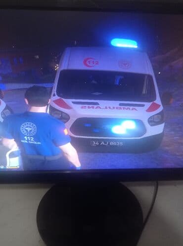 radio savica: Desktop računar koji sadrži monitor, kućište, tastaturu i miš. Monitor — 7