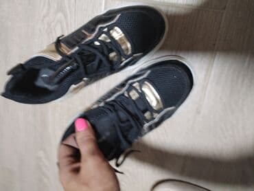 Patike: 37
