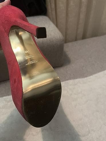 polovna obuca na veliko: Ženske visoke potpetice u jarkoj roze boji, izrađene od brušene kože — 6