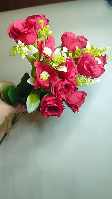 Limun: Buket veštačkog cveća – crvene ruže sa zelenilom i belim detaljima - — 6