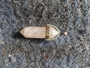 Privjesak sa prirodnim kamenom rozenkvarc idealan za sve prilike -