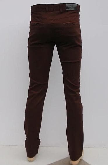 Farmerke: Muške pantalone u tamno braon boji, stilizovane kao čino pantalone — 7
