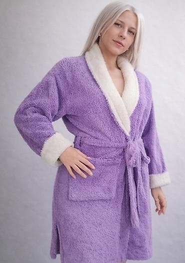 bele suknje: Ženski bade-mantil od mekog, plišanog materijala u nežnoj ljubičastoj — 1